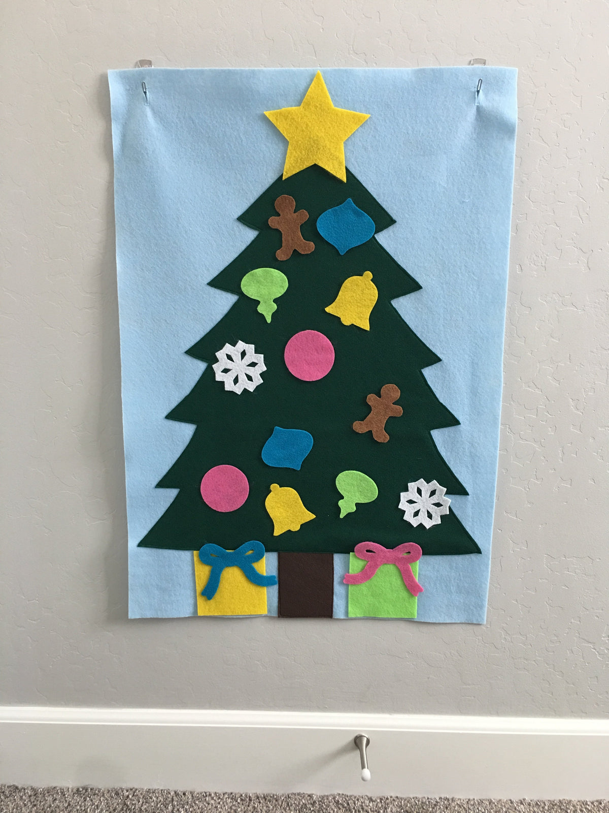 This felt Christmas tree is perfect for toddlers and preschoolers to decorate over and over.
